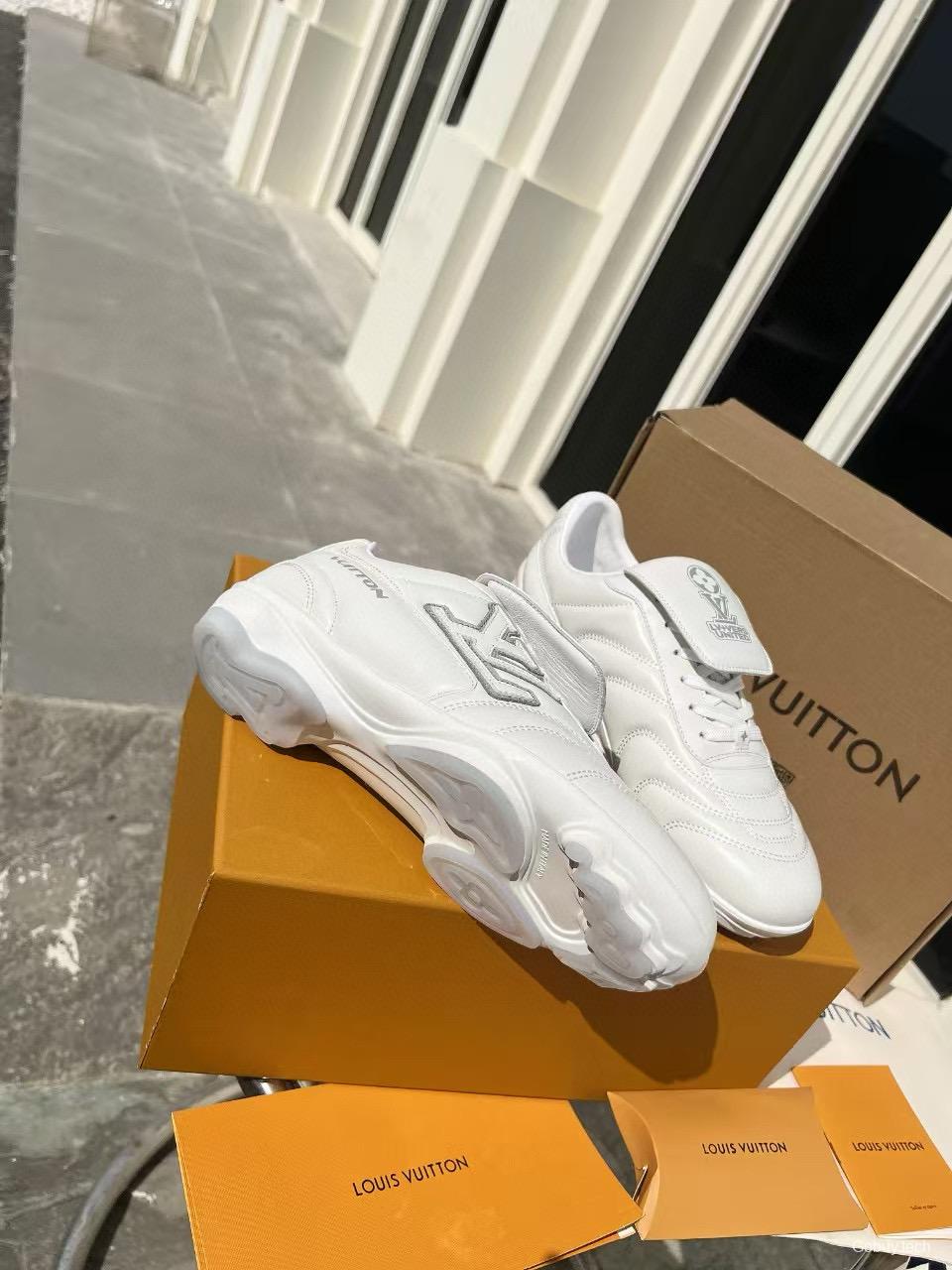 2025 Unisex Louis Vuitton White Leather Sneakers MJ00380